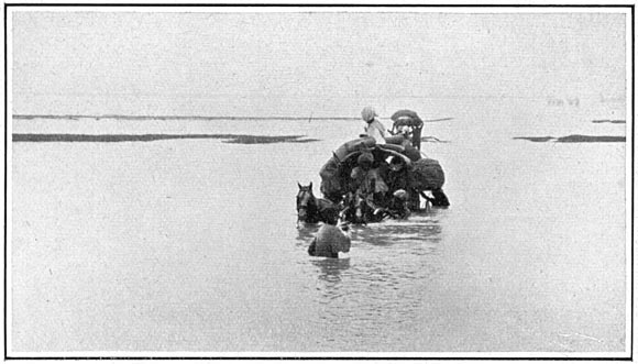 Door de buiten haar oevers getreden Indus.