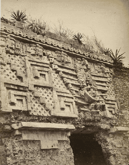 Palais Du Gouverneur, à Uxmal, detail de la Porte Principale. Palais Du Gouverneur, à Uxmal, detail de la Porte Principale.