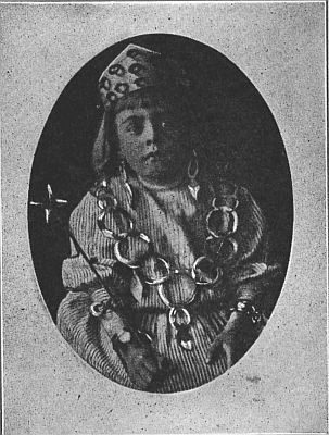 The little queen. Adorned with paper jewelry. The little queen. Adorned with paper jewelry.