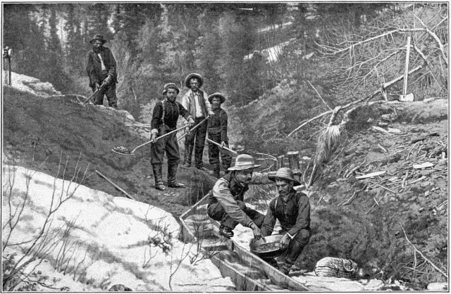 LE TRAVAIL DANS UN CLAIM D'ELDORADO.—DESSIN DE J. LAVÉE, PHOTOGRAPHIE DE LA ROCHE, À SEATTLE.