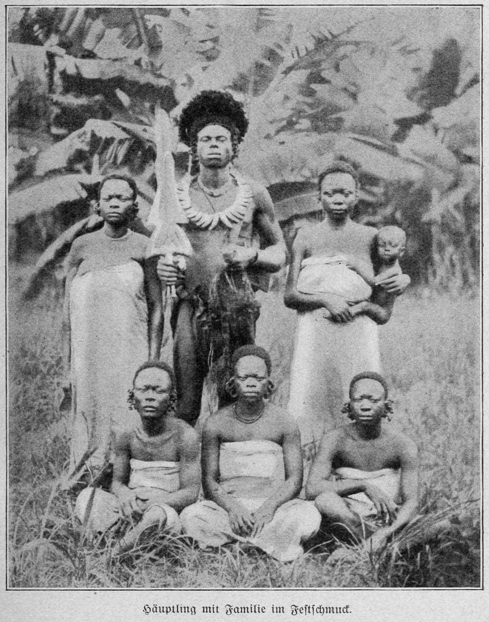 Häuptling mit Familie im Festschmuck