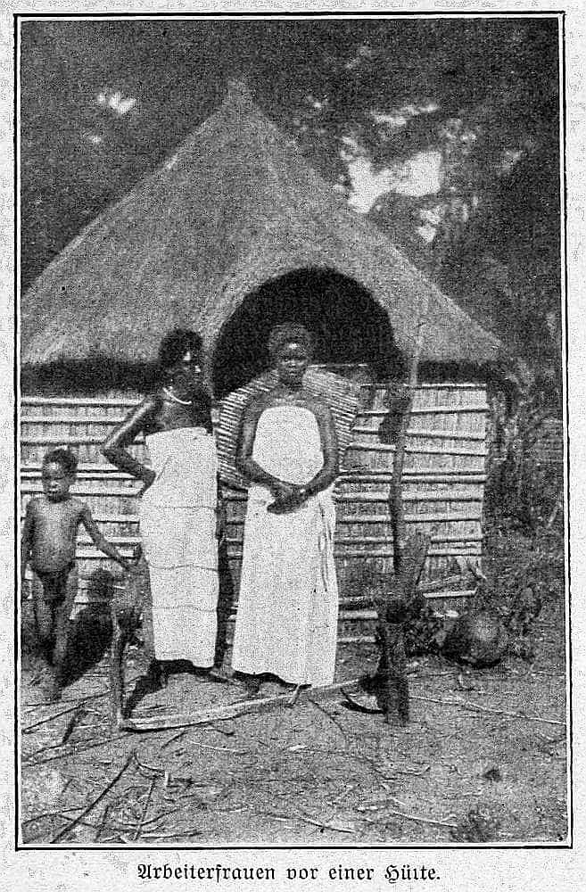 Arbeiterfrauen vor einer Hütte